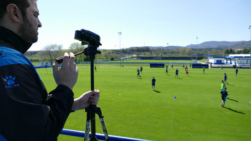 Coordenador de vídeos gravando treino do Deportivo Alavés