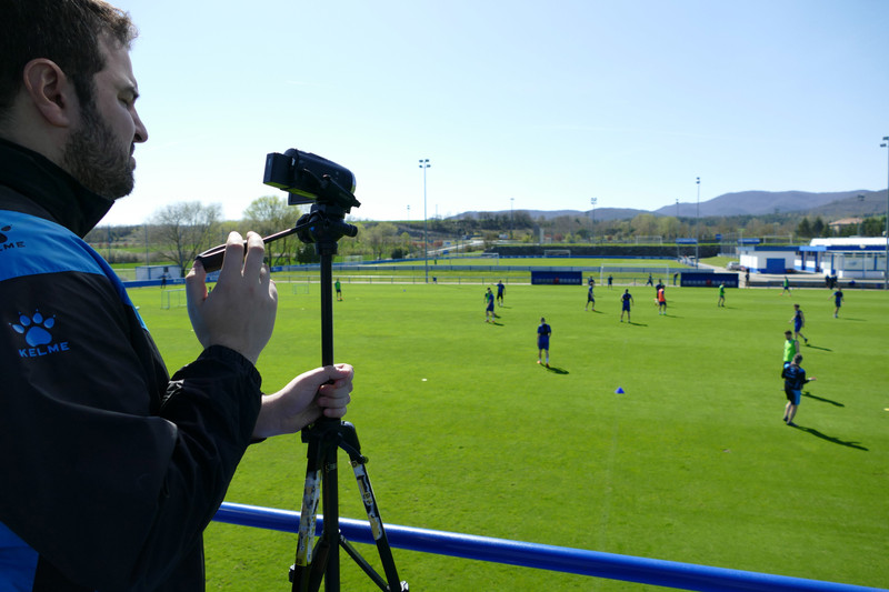 Coordenador de vídeos gravando treino do Deportivo Alavés