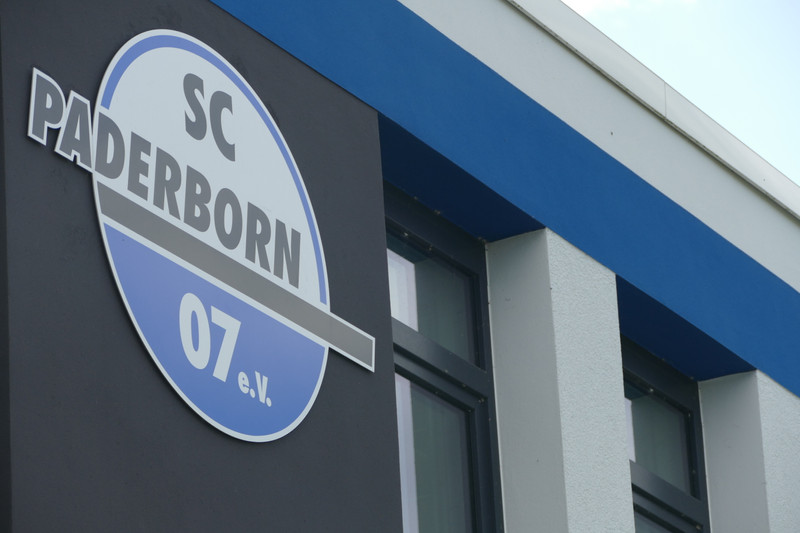 Logotipo do SC Paderborn fora do estádio