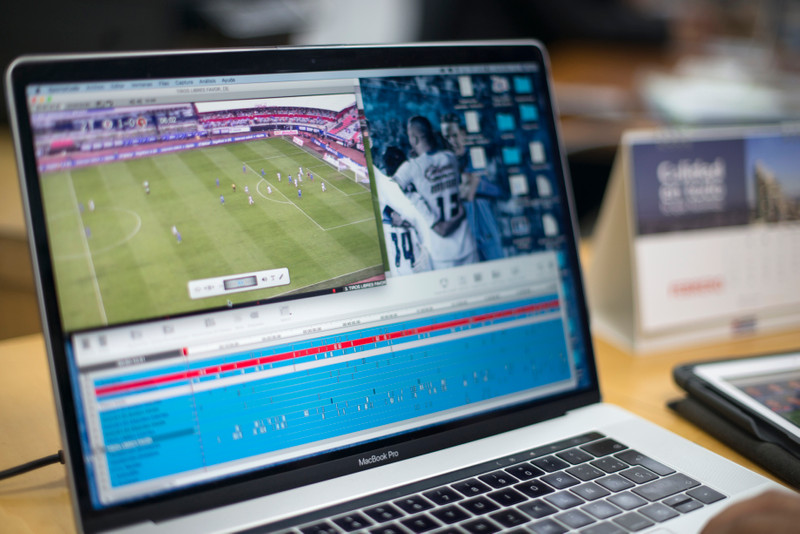 Laptop mostrando análise em vídeo de uma partida de futebol
