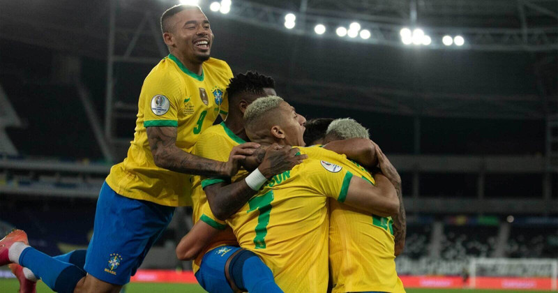 Jogadores do Brasil comemoram um objetivo