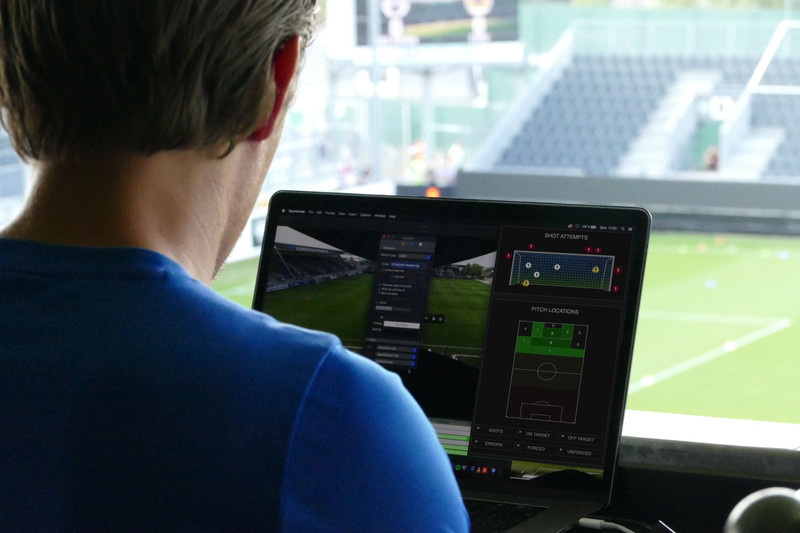 Homem analisa finalizações ao gol e posicionamento de jogadores no monitor