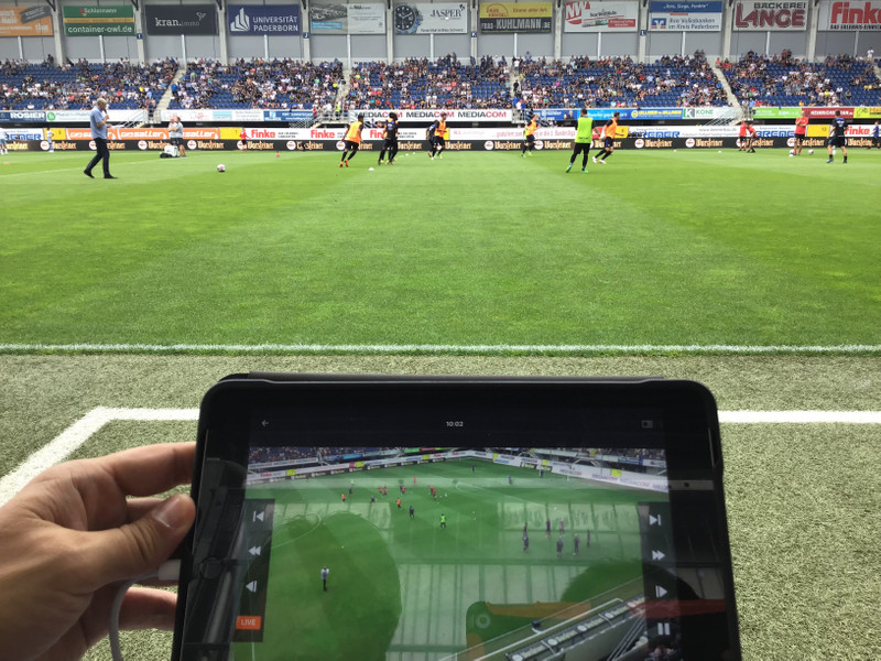 Reprodução de partida de futebol em um tablet