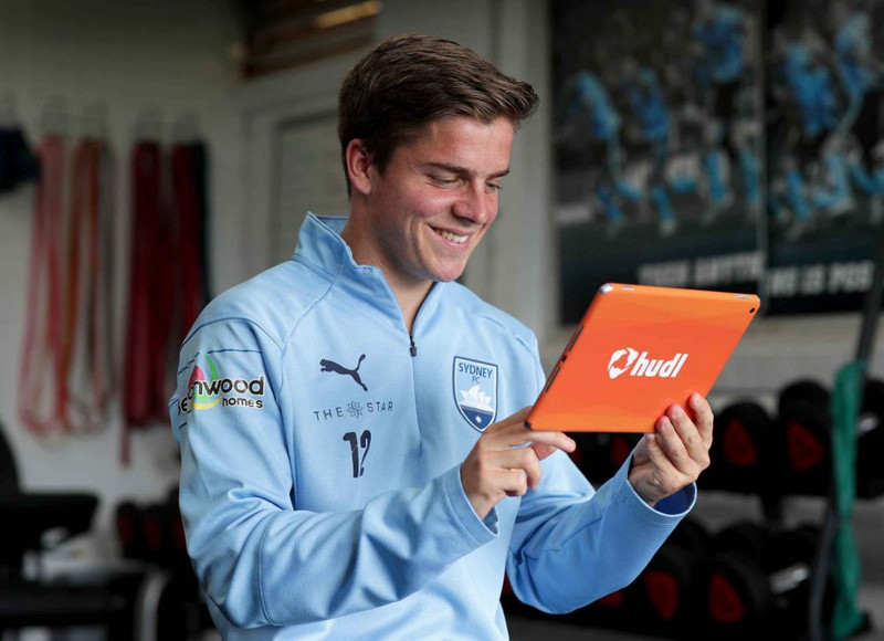 Jogador do Sydney FC assistindo a um vídeo em um tablet Hudl