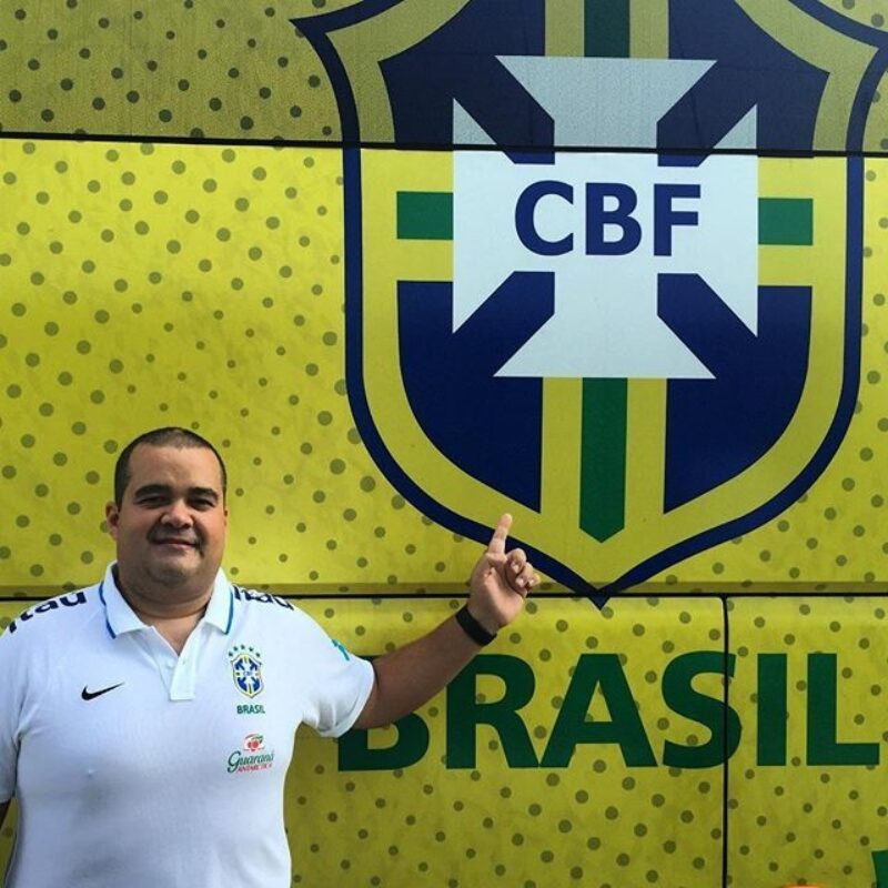 Ricardo Sales, em frente ao logotipo da equipe nacional do Brasil
